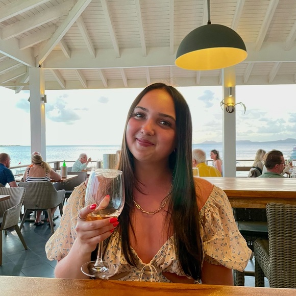 Meet your Posher, Jessica - Picture 3 of 8